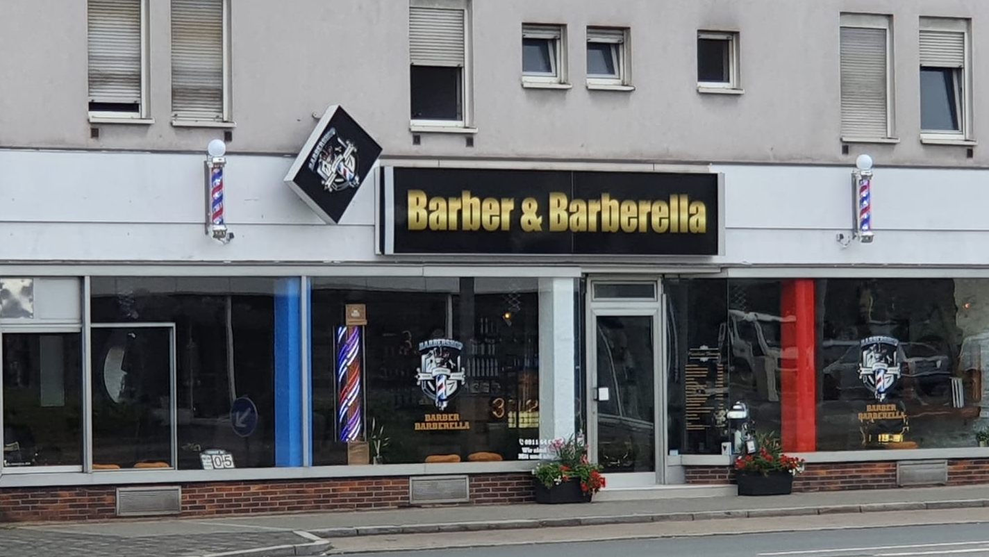 Die Fassade von Barber & Barberella mit zwei Barber-Poles